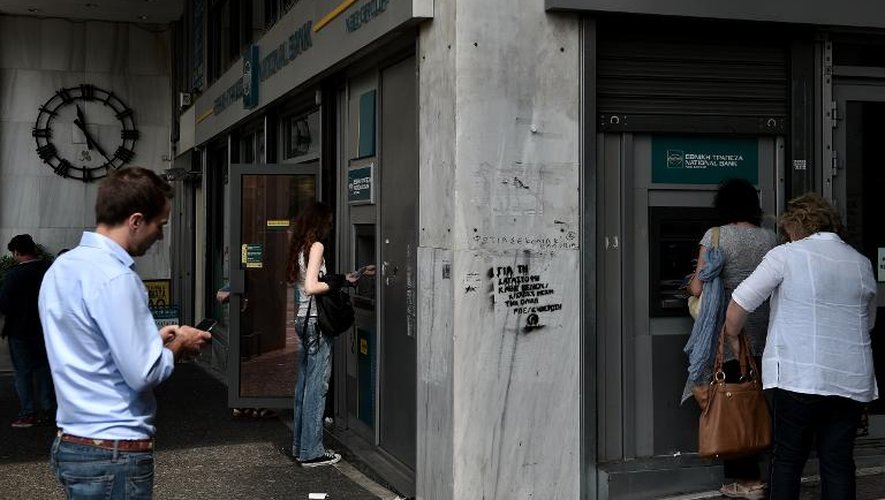 Des personnes retirent de l'argent dans le centre d'Athènes, le 19 juin 2015
