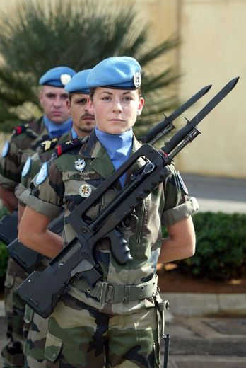 Soldats français, hommes et femme, participant à la mission des Nations unies de maintien de la paix au Sud-Liban, le 25 octobre 2003
