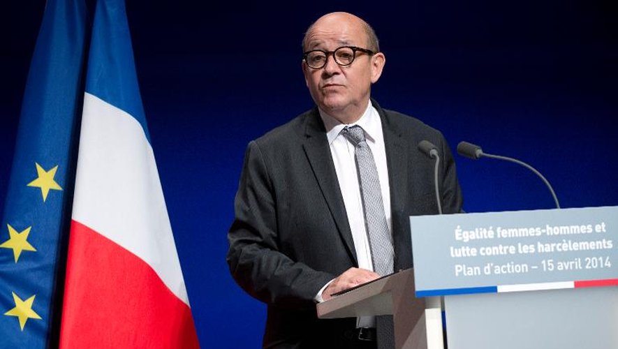 Le ministre français de la Défense Jean-Yves Le Drian présente une série de mesures pour accompagner les femmes victimes de violences et de harcèlements sexuels dans les armées, le 15 avril 2014 à Paris