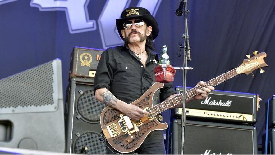 Le leader du groupe Motorhead, Lemmy Kilmister, sur la scène du  "Hellfest" à Clisson (Loire-Atlantique), le 19 juin 2015