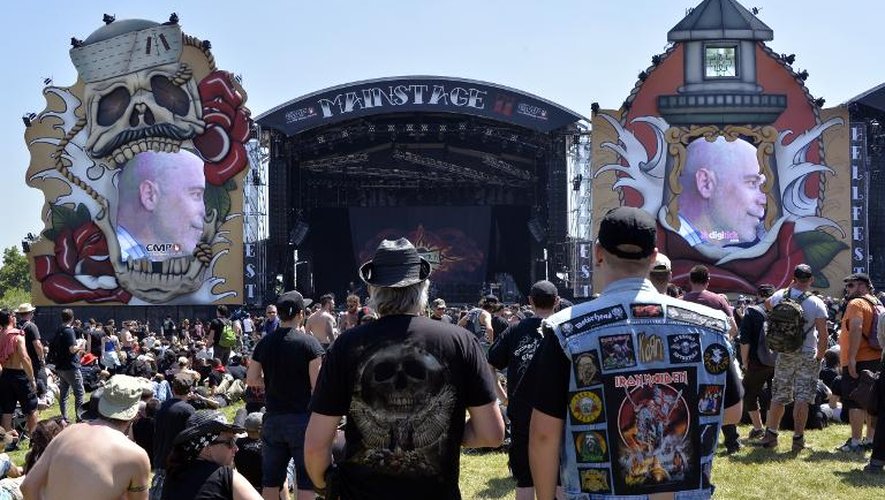 Des participants au festival de hard rock et métal "Hellfest" à Clisson (Loire-Atlantique), le 19 juin 2015
