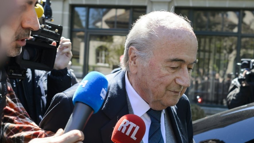 L'ancien président de la Fifa Sepp Blatter quitte le TAS à Lausanne après son audition, le 29 avril 2016