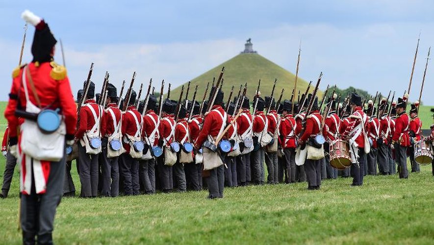 Endossant le costume du 33e régiment d'infanterie britannique, ils répètent la reconstitution du 200e anniversaire la bataille de Waterloo, le 19 juin 2015