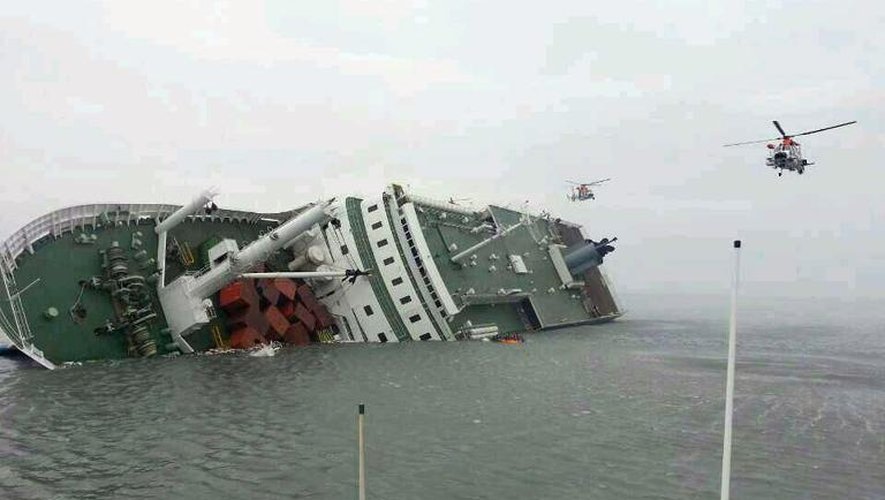 Des hélicoptères de secours à proximité d'un ferry sud-coréen qui a fait naufrage sur la côte méridionale du pays, le 16 avril 2014