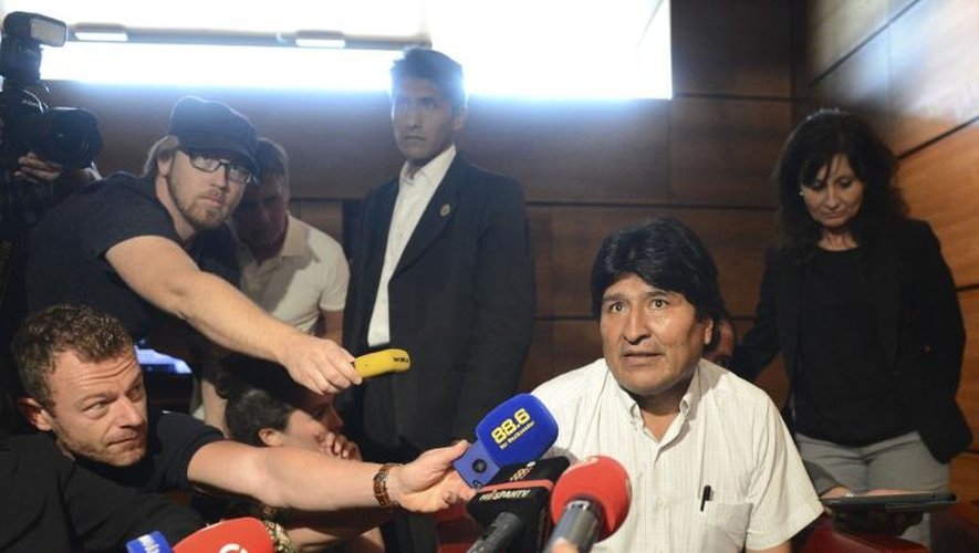 Le président bolivien Evo Morales s'adresse à des journalistes à l'aéroport de Schwechat, près de Vienne, le 3 juillet 2013