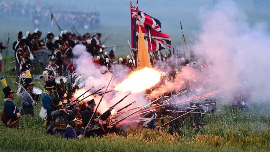 Les troupes des alliés font feu sur les lignes françaises lors de la reconstitution de la bataille de Waterloo, le 19 juin 2015 au sud de Bruxelles