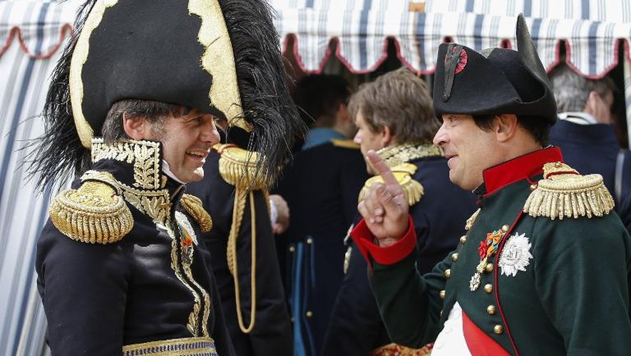 L'empereur Napoléon, joué par l'avocat français Frank Samson, parle avec un de ses généraux, le 19 juin 2015 sur la plaine de Waterloo, au sud de Bruxelles