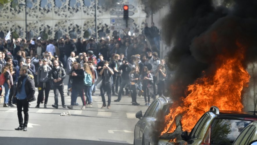 Véhicules incendiés lors de la manifestation contre la loi travail le 28 avril 2016 à Paris