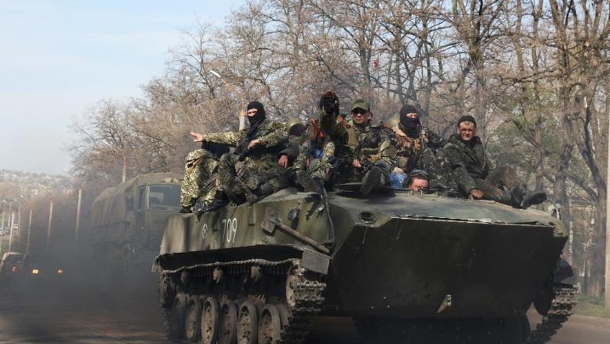 Hommes armés sur un véhicule blindé à Kramatorsk, le 16 avril 2014