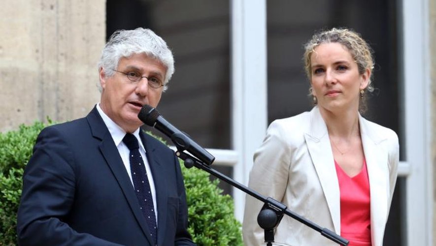 La ministre de l'Ecologie limogée, Delphine Batho, et son successeur, Philippe Martin, à Paris le 3 juillet 2013