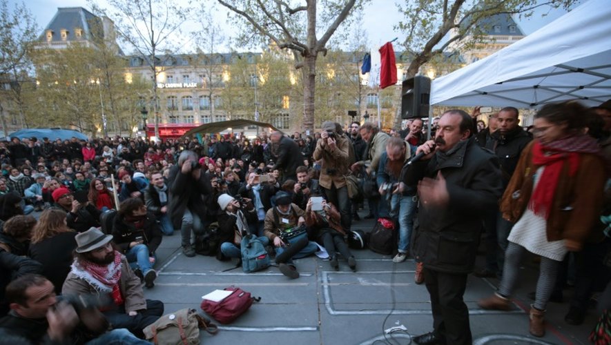 Philippe Martinez le 28 avril 2016 place de la République devant les participants à "Nuit debout" à Paris