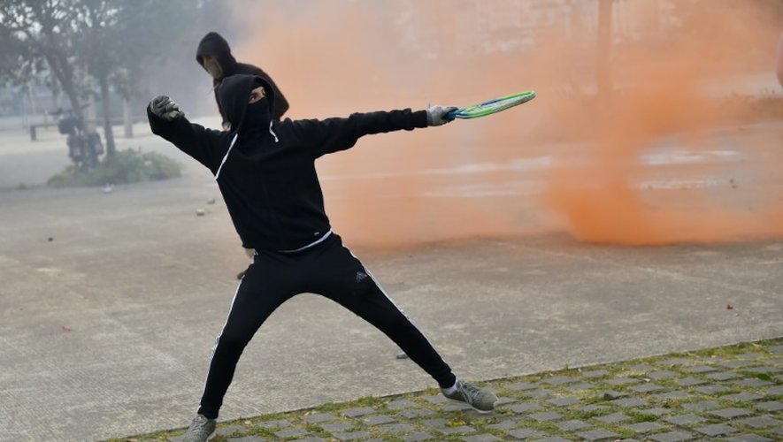 Un "casseur" masqué le 28 avril 2016 à Nantes