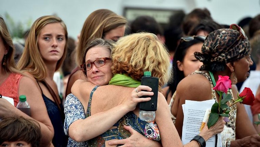 Douleur et émotion des participants lors  du rassemblement devant l'église Emmanuel à Charleston,le 19 juin 2015 après la tuerie raciste qui a fait 9 morts
