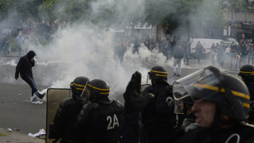 Des "casseurs" masqués le 28 avril 2016 à Paris