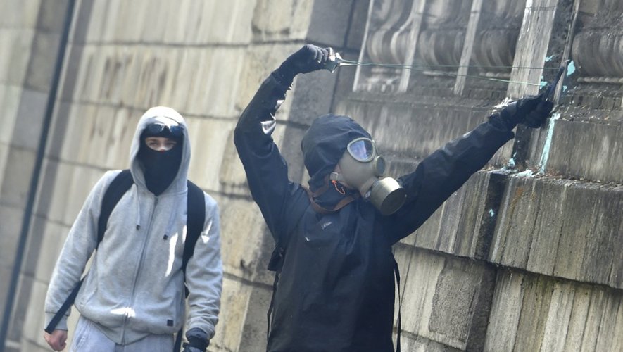 Des "casseurs" masqués le 28 avril 2016 à Nantes