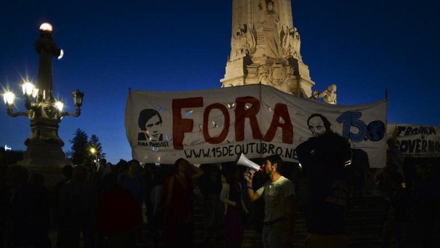 Des manifestants anti-gouvernementaux portant avec une banderole "out' ("dehors"), le 2 juillet 2013 à Lisbonne
