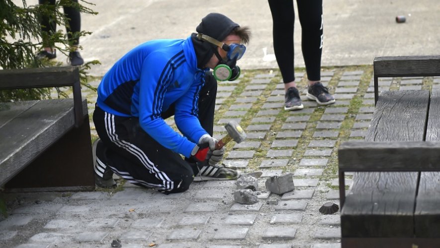 Un "casseur" masqué prélève des pavés le 28 avril 2016 à Nantes