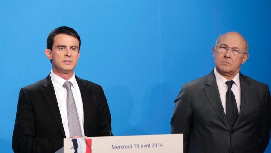 Le premier ministre Manuel Valls (g), avec ses côtés le ministre des Finances Michel Sapion, lors de son intervention après le Conseil des ministres, le 16 avril 2014 à Paris
