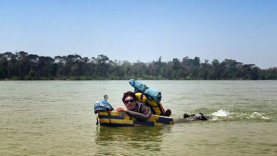 Photo fournie par Expédition Terre Inconnue montrant Rémi Camus nageant dans le fleuve Mékong, dans le sud du Laos, le 8 mars 2014