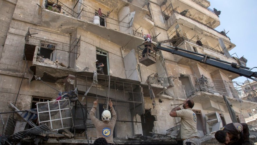 Des secouristes évacuent un bâtiment endommagé après des bombardements à Alep, en Syrie, le 29 avril 2016