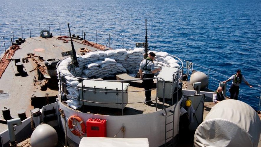 Des militaires se tiennent sur le pont d'un navire de la Marine belge, le 18 juin 2015 au large de la Sicile, dans le cadre de l'opération Triton