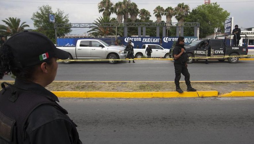 Des policiers mexicains sur les lieux de la tuerie près de Monterrey,le 20 juin 2015 au Mexique où 10 personnes sont mortes