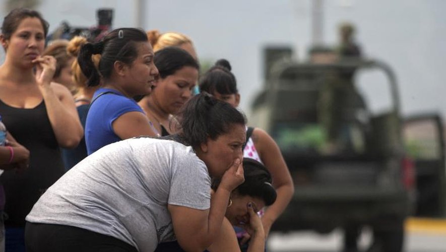 Douleur des habitants de Garcia (près de Monterrey), le 19 juin 2015 après une tuerie dans un entrepôt de bière qui a fait 10 morts