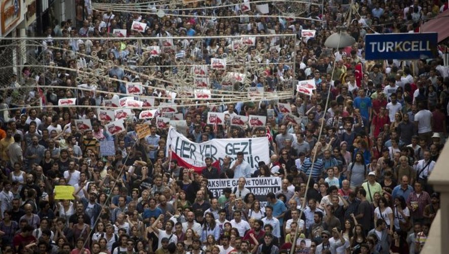 Des manifestants rassemblés place Taksim, le 29 juin 2013 à Istanbul