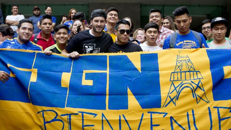 L'attaquant français André-Pierre Gignac avec les supporteurs des Tigres à Monterrey, le 18 juin 2015