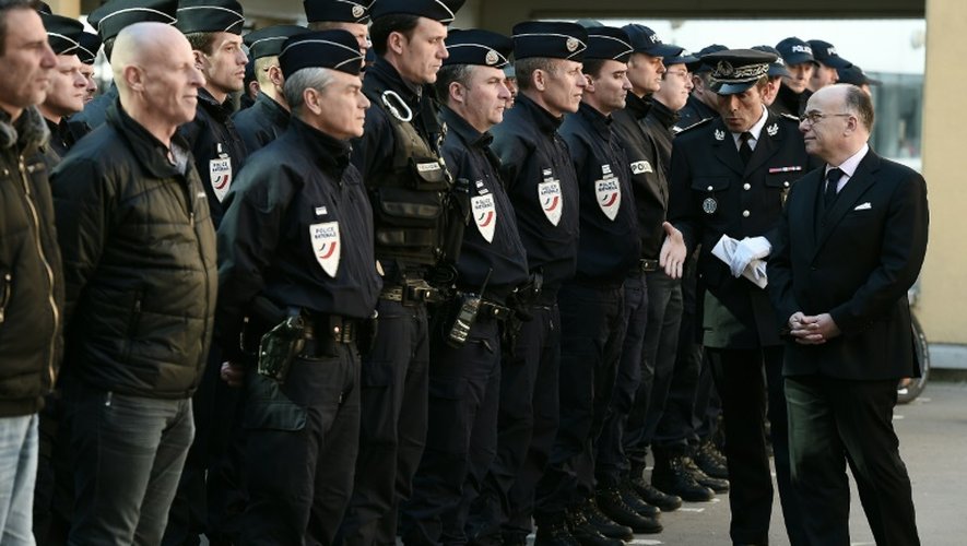 Bernard Cazeneuve salue des policiers à Strasbourg, le 29 avril 2016
