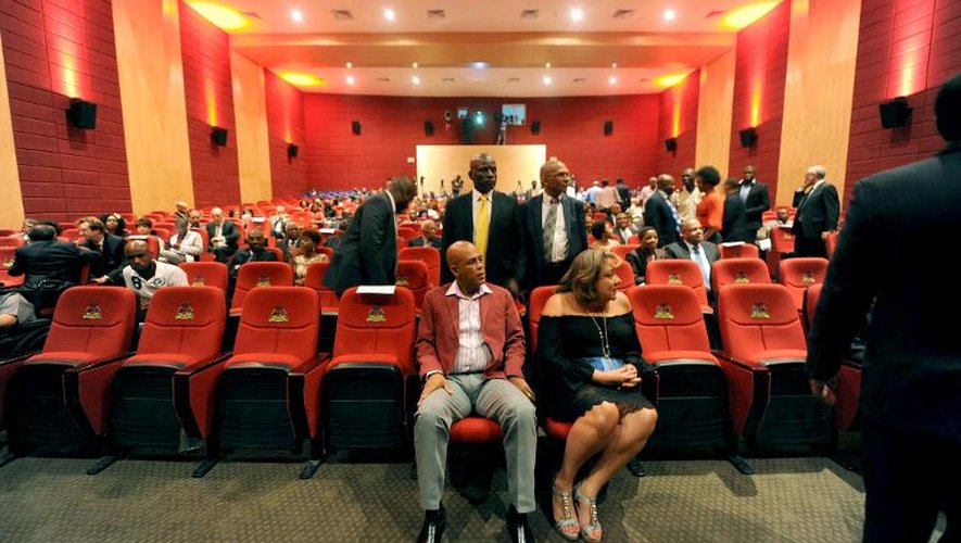 Le président haïtien Michel Martelly (c) avec sa femme Sophia, lors de la réouverture du ciné-théâtre Triomphe, le 19 juin 2015 à Port-au-Prince