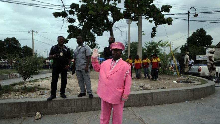 Un guide pose devant le ciné-théâtre Triomphe qui rouvre à Port-au-Prince le 19 juin 2015
