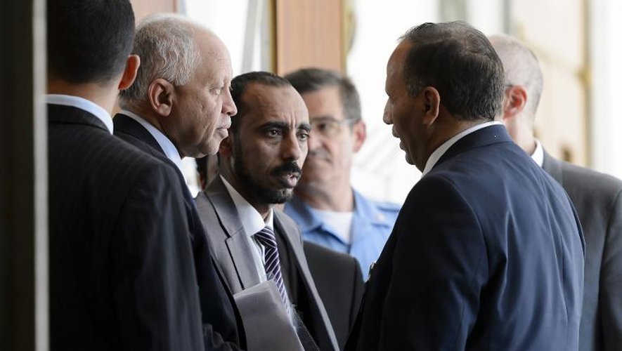Le ministre yéménite des affaires étrangères, Riad Yassin (G) discute avec des membres de sa délégation dans les locaux des Nations Unies à Genève, le 19 juin 2015