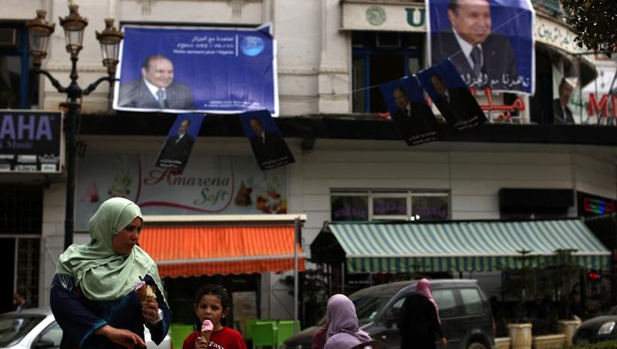 Affiches électorales du président sortant et candidat à un 4e mandat, Abdelaziz Bouteflika, à Alger, le 15 avril 2014