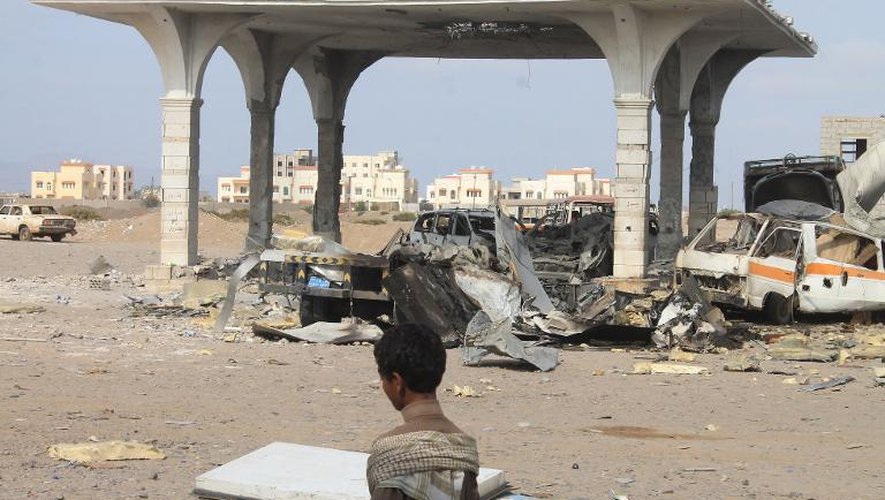 Dégâts dans les environs d'Aden (sud du Yémen) le 4 juin 2015, après un raid de la coalition mené par l'Arabie saoudite