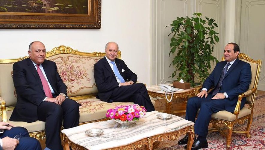 Photo officielle égyptienne de la rencontre le 20 juin 2015 au Caire entre le président égyptien Abdel Fattah al-Sissi (d), son ministre des Affaires étrangères Sameh Shoukry (g) et le chef de la diplomatie française Laurent Fabius (c)