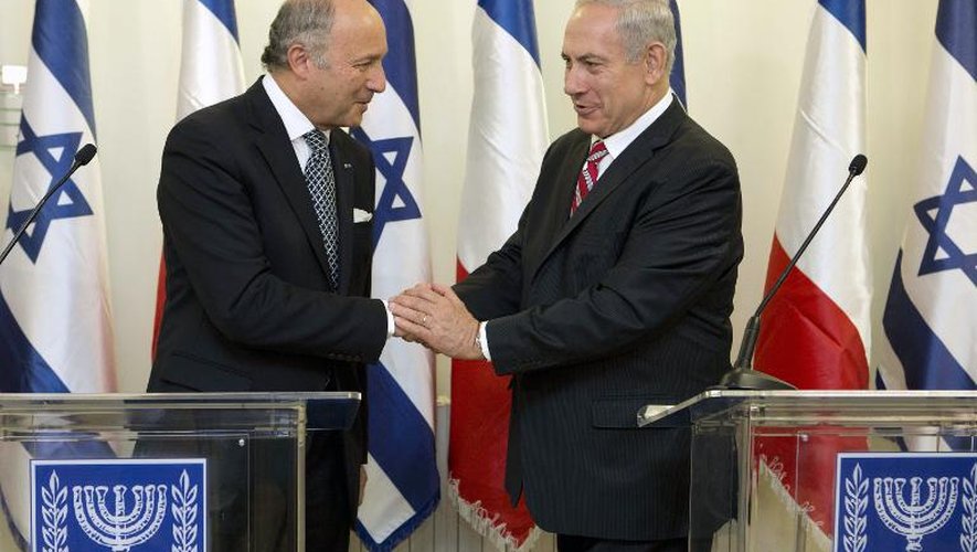Le ministre des Affaires étrangères Laurent Fabius (g) et le Premier ministre israélien Benjamin Netanyahu, le 25 août 2013 à Jérusalem