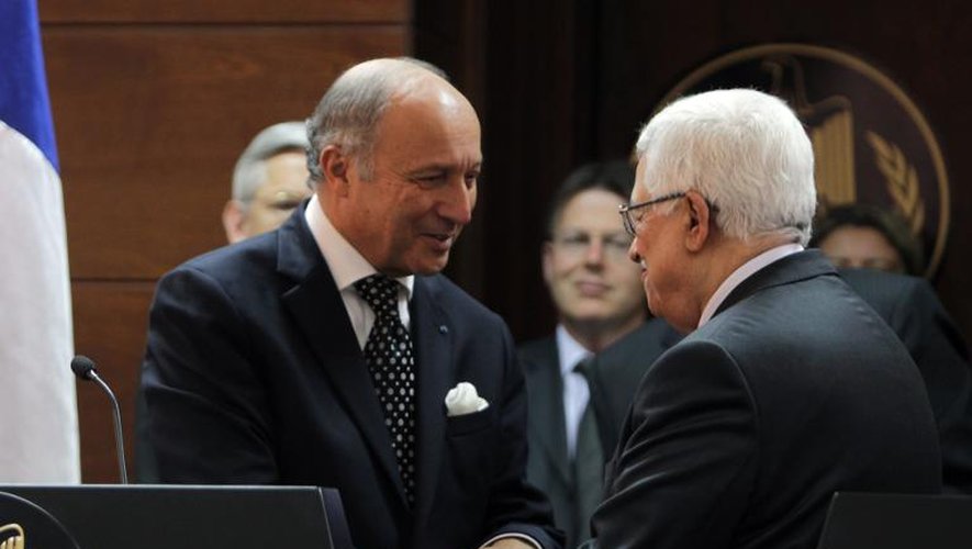 Laurent Fabius, ministre français des Affaires étrangères (g) et le président de l'Autorité palestinienne Mahmoud Abbas (d), lors d'une rencontre à Ramallah le 24 août 2013