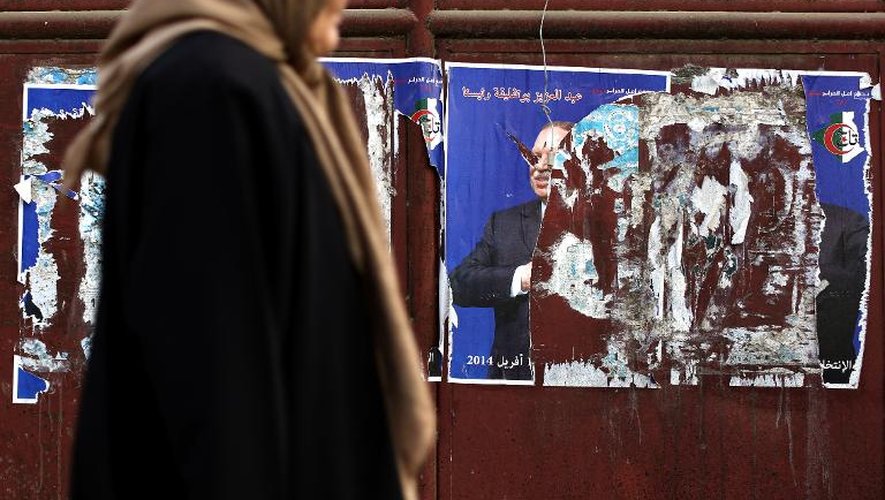 Affiches électorales déchirées le 15 avril 2014 dans une rue d'Alger