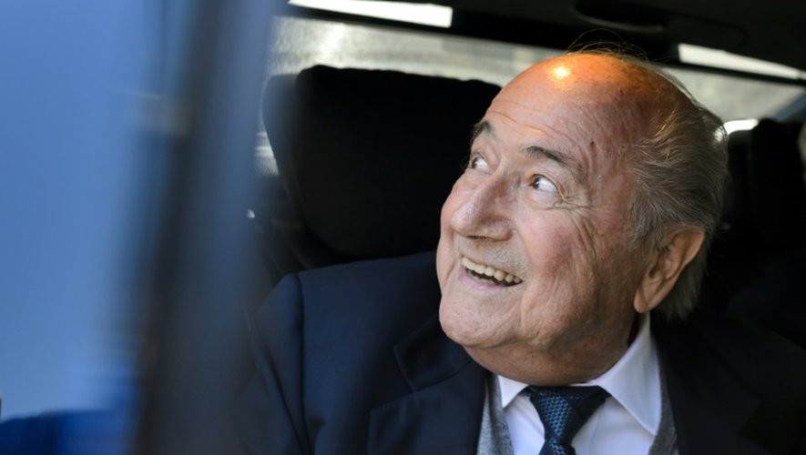 L'ancien président de la Fifa Sepp Blatter quitte le TAS à Lausanne après son audition comme témoin, le 29 avril 2016