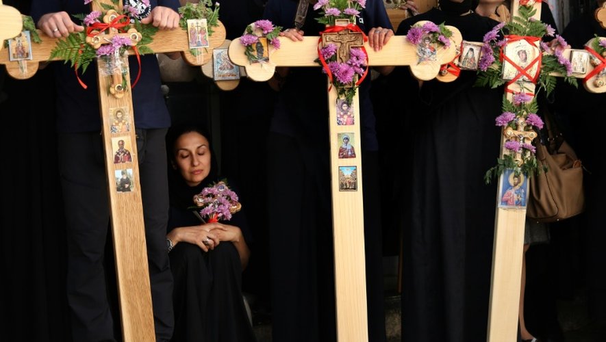 Des chrétiens orthodoxes serbes portent des croix de bois le long de la Via Dolorosa à Jérusalem, le 29 avril 2016