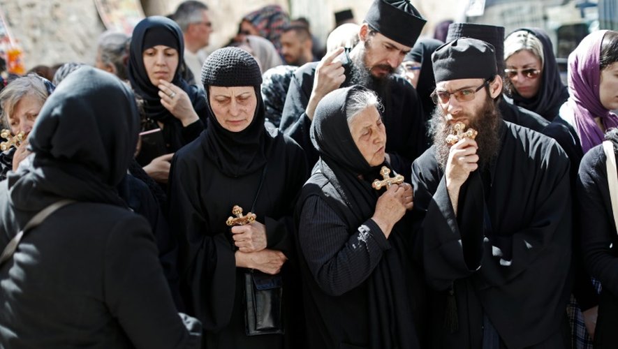 Des chrétiens orthodoxes marchent le long de la Via Dolorosa à Jérusalem, le 29 avril 2016
