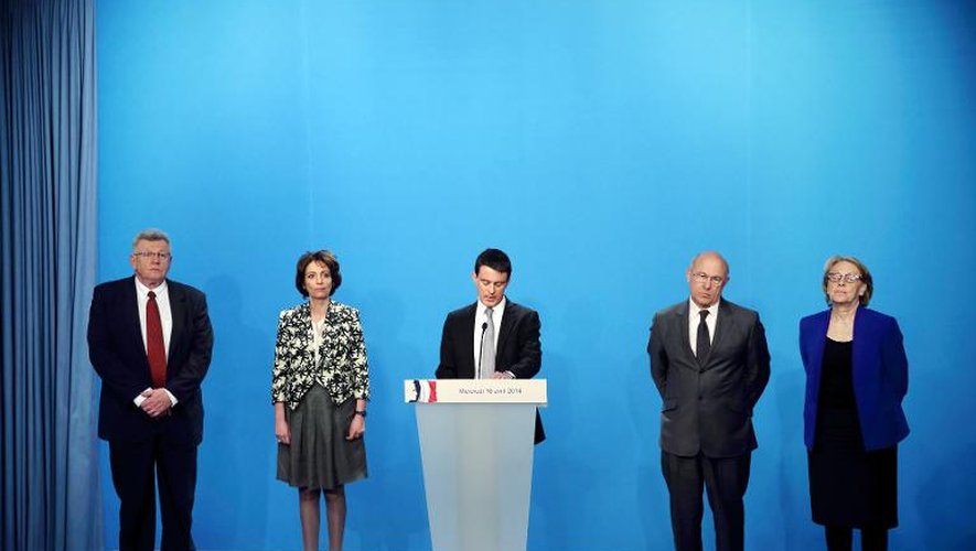 Manuel Valls (c) entouré (de g. à d.) de Christian Eckert, Marisol Touraine, Michel Sapin et Marylise Lebranchu, lors de son intervention le 16 avril 2014 après le Conseil des ministres