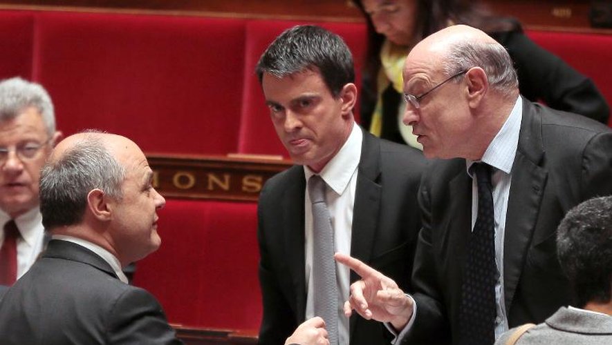 Manuel Valls entre Bruno Le Roux et Jean-Marie Le Guen le 16 avril 2014 à l'Assemblée nationale à Paris