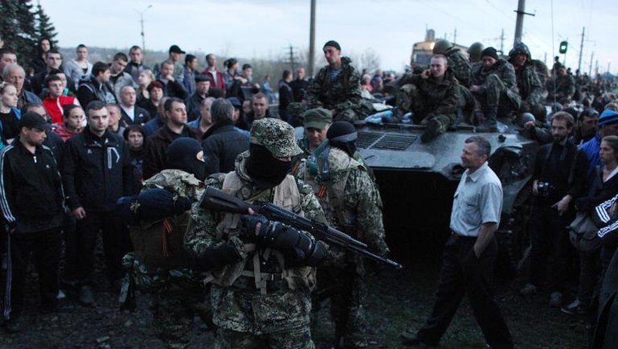 Des chars de l'armée ukrainienne bloqués le 16 avril 2014 par des manifestants pro-russes à Kramatorsk