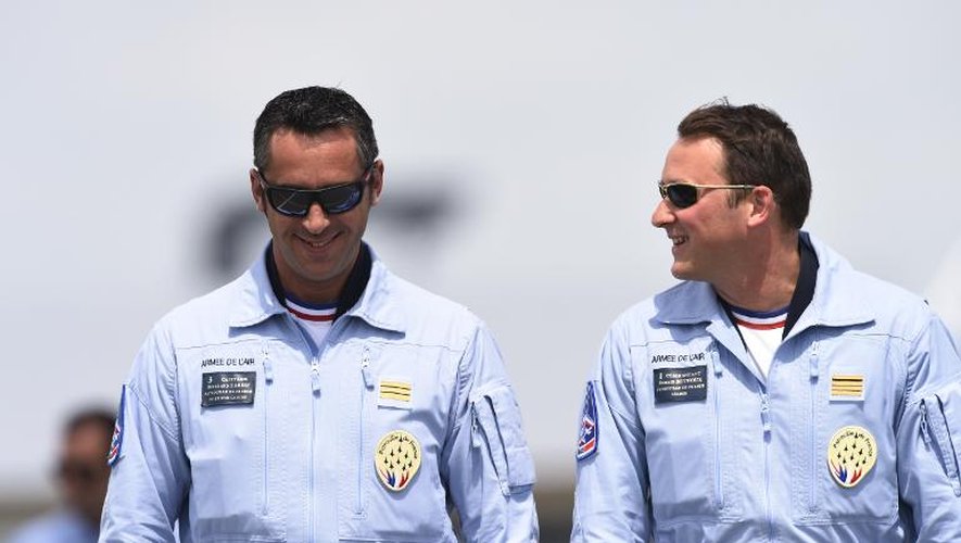Le capitaine de la Patrouille de France Bertrand Tardif (g) et le commandant Romain Behtoux avant une demonstration au Salon du Bourget le 19 juin 2015