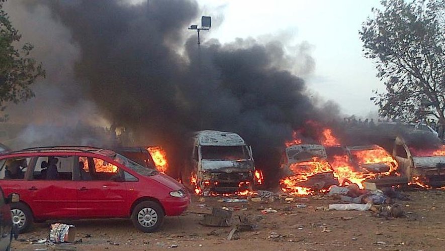 Véhicules en feu après l'explosion d'une bombe le 14 avril 2014 à Abuja