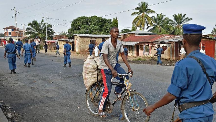 Des policiers burundais dans un quartier de Bujumbura, le 2 juin 2015