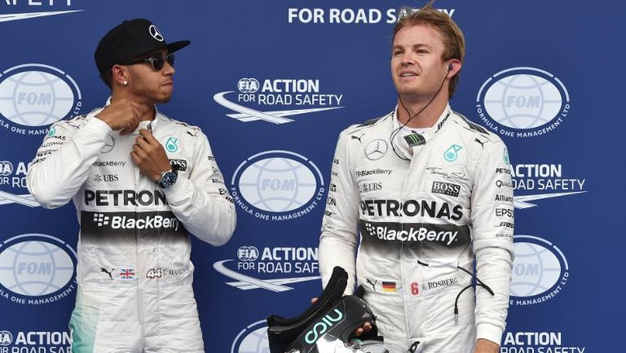 Les pilotes Mercedes-AMG Lewis Hamilton et Nico Rosberg à l'issue des qualifications pour le GP d'Autriche, le 20 juin 2015