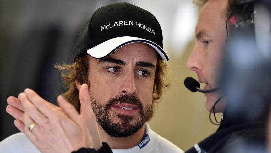L'Espagnol Fernando Alonso échange avec ses mécaniciens, lors de la 3e séance des essais libres du GP d'Autriche, le 20 juin 2015 à Spielberg